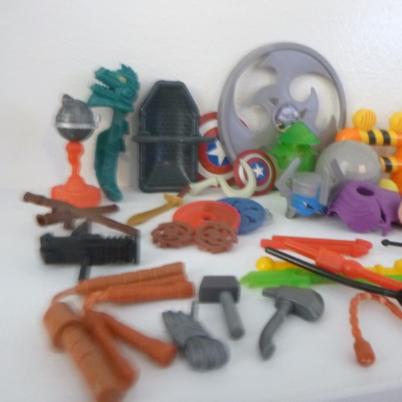 LOT ACTION FIGURE TOY WEAPONS & EXTRAS - Picture 4 of 6